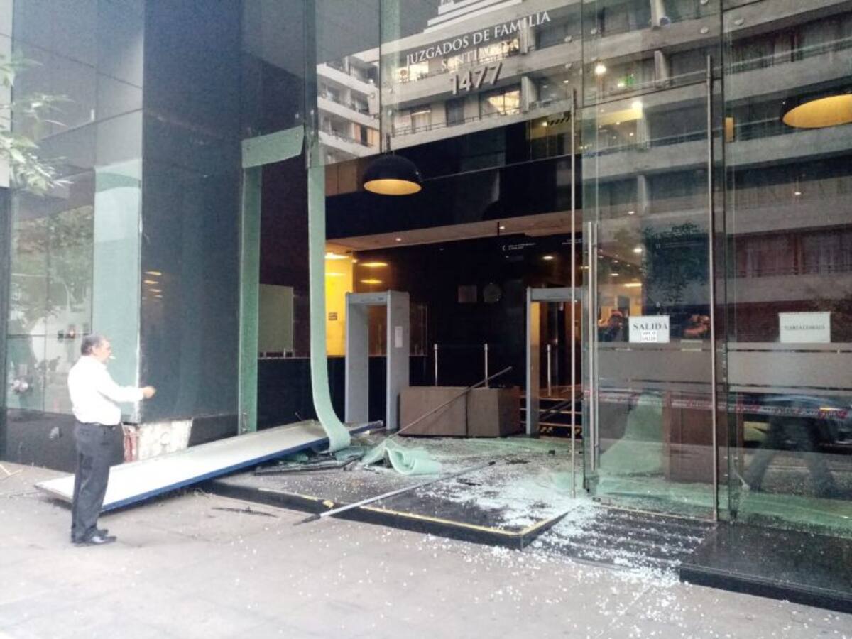 Conductor de bus articulado pierde el control y máquina queda incrustada en los Tribunales de Familia de Santiago