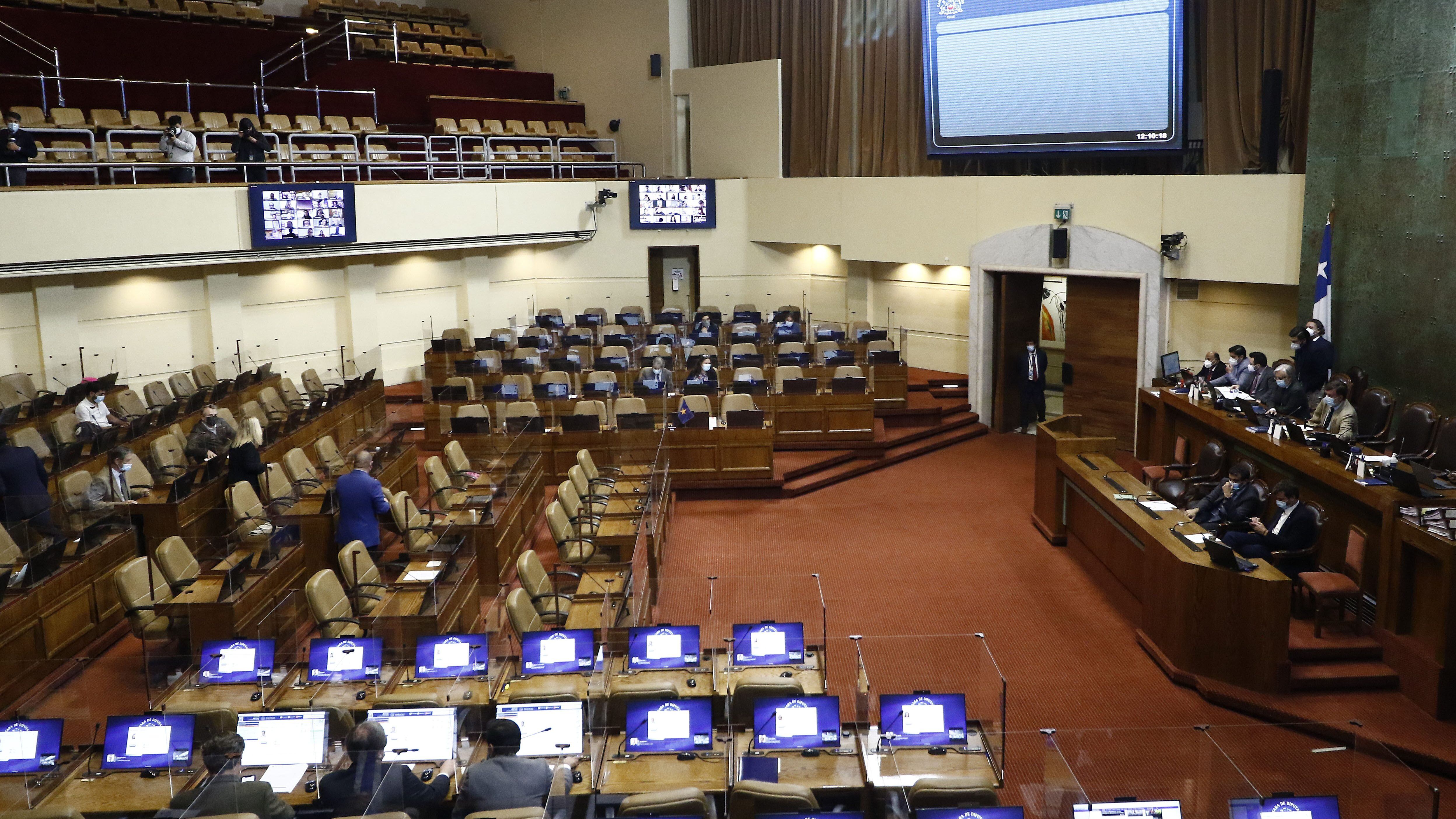 06 DE ABRIL DE 2021/VALPARAISOVista general de la sesion especial de la Camara de Diputados, en donde se vota el informe de la Comision Mixta por las diferencias entre la Camara y el Senado en el proyecto que posterga las elecciones municipales, de gobernadores regionales y convencionales constituyentes.
FOTO: LEONARDO RUBILAR CHANDIA/AGENCIAUNO
