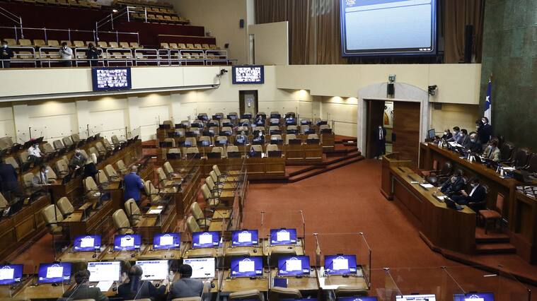 06 DE ABRIL DE 2021/VALPARAISOVista general de la sesion especial de la Camara de Diputados, en donde se vota el informe de la Comision Mixta por las diferencias entre la Camara y el Senado en el proyecto que posterga las elecciones municipales, de gobernadores regionales y convencionales constituyentes.
FOTO: LEONARDO RUBILAR CHANDIA/AGENCIAUNO