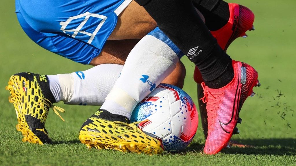 16 de Febrero del 2020/SANTIAGOLos jugadores Edson Puch (I) y Juan Manuel Insaurralde (D) disputan la pelota ,durante el partido valido por la cuarta fecha del campeonato AFP Plan Vital entre Colo Colo y Universidad Catolica, disputado en el Estadio Monumental.
FOTO:SEBASTIAN ORIA/AGENCIAUNO