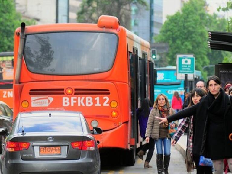 Frecuencia y regularidad de buses es lo que más preocupa a usuarios del Transantiago