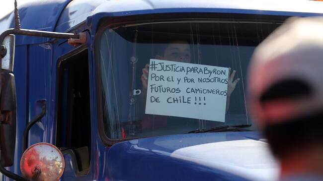 11 DE FEBRERO DE 2022/VALPARAISOAlrededor de 50 camiones bloquean parte de la Ruta 68 con el enlace con camino La Polvora, en protesta por el asesinado de un camionero en el norte del país.
FOTO: MANUEL LEMA OLGUIN/AGENCIAUNO
