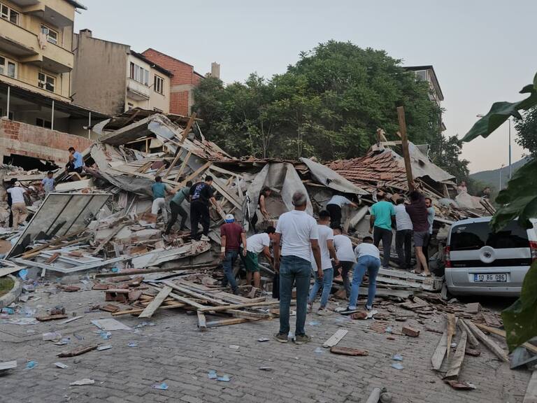 Las imágenes que dejó el terremoto en Turquía: edificios derrumbados y varios heridos