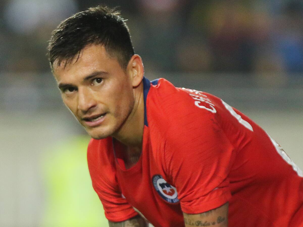 Hinchas de la Selección Chilena eligieron a Charles Aránguiz como capitán de la Roja ante Uruguay