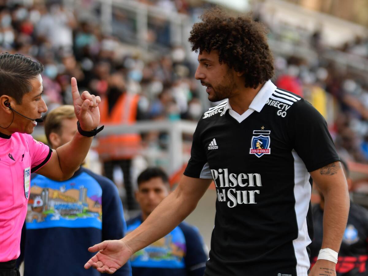 Reclamó el pueblo albo: El posible penal contra Maximiliano Falcón que protestaron los hinchas de Colo Colo