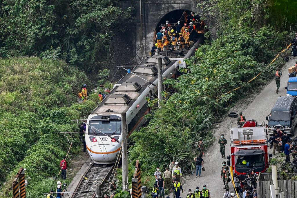 Los rescatistas trabajan en el tren atrapado en un túnel en Taiwán