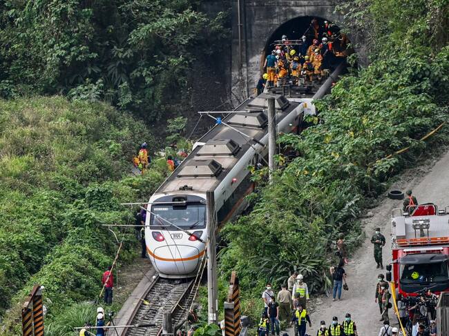 Los rescatistas trabajan en el tren atrapado en un túnel en Taiwán