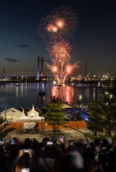 Vista de los fuegos artificiales sobre el puente Bolte de Melbourne (Australia) para celebrar el Año Nuevo.
