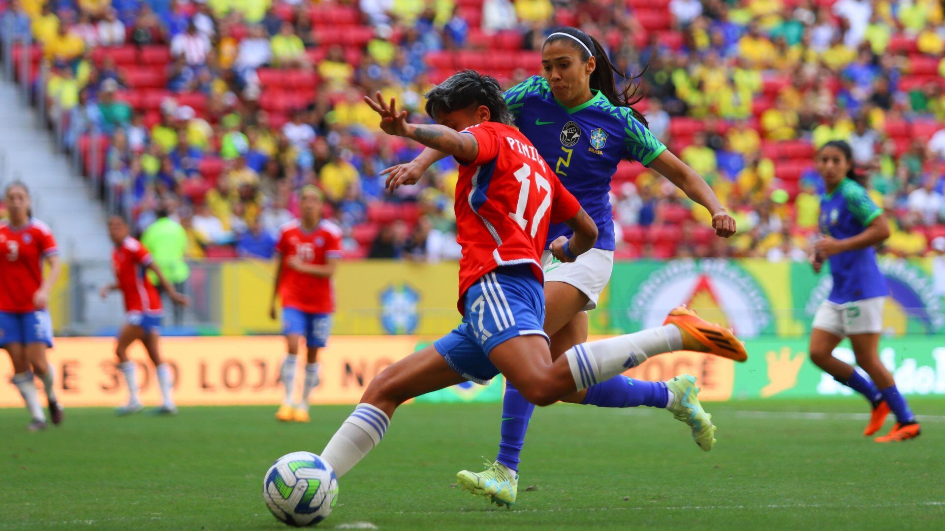 La Roja Luis Mena
