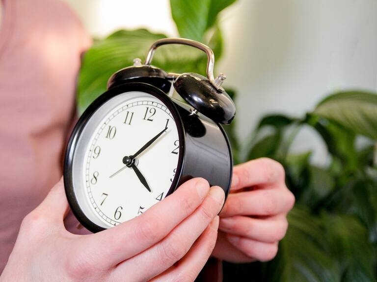 Llega el cambio de hora a Chile: ¿Se atrasó o adelantó el reloj?