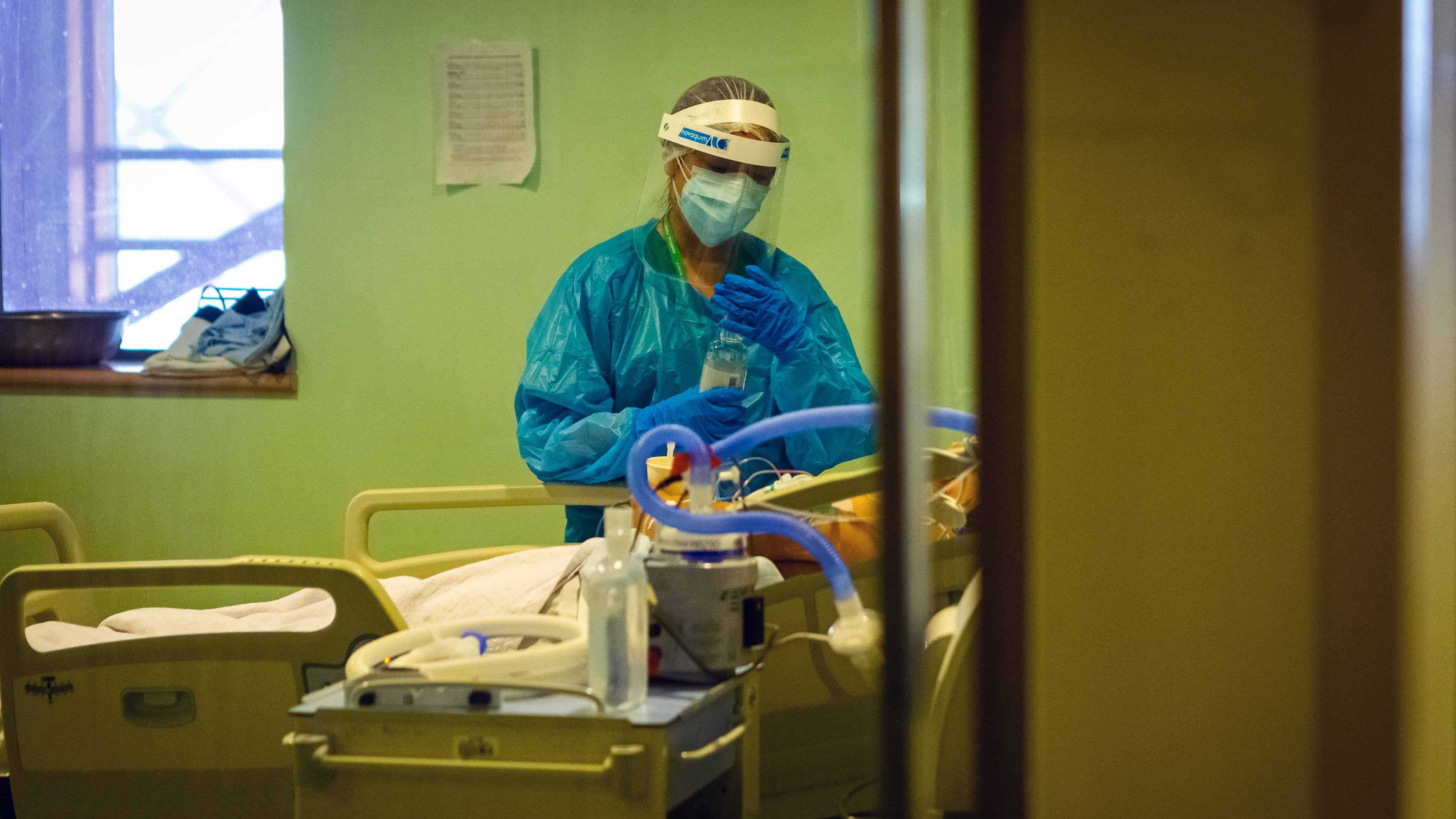 23 de Enero de 2021 / PUERTO MONTTUna enfermera con traje azul, mascarilla y protector facial trabajan con paciente Covid-19 positivo en el área de UCI y UTI del Hospital Puerto Montt
FOTO: FELIPE CONSTANZO / AGENCIA UNO