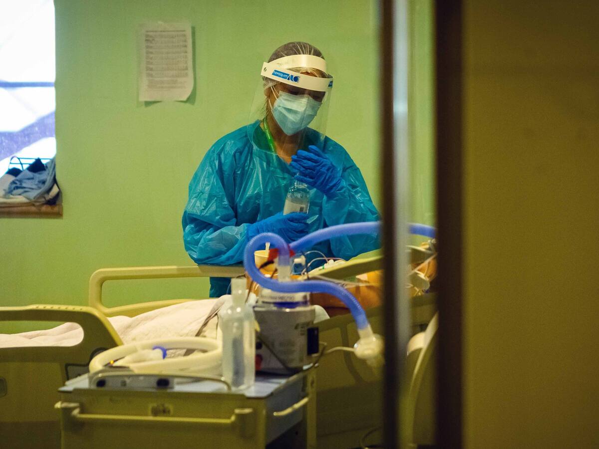 Informe Epidemiológico: total de contagios de Covid-19 en Chile supera los 900 mil casos entre confirmados y sospechosos