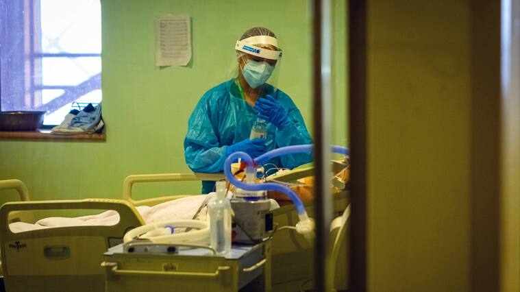 23 de Enero de 2021 / PUERTO MONTTUna enfermera con traje azul, mascarilla y protector facial trabajan con paciente Covid-19 positivo en el área de UCI y UTI del Hospital Puerto Montt
FOTO: FELIPE CONSTANZO / AGENCIA UNO