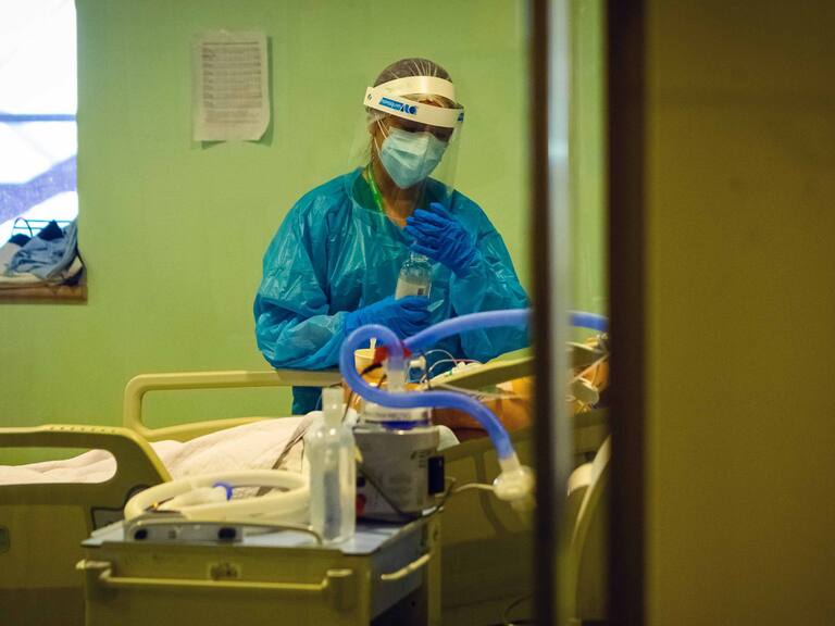 23 de Enero de 2021 / PUERTO MONTTUna enfermera con traje azul, mascarilla y protector facial trabajan con paciente Covid-19 positivo en el área de UCI y UTI del Hospital Puerto Montt
FOTO: FELIPE CONSTANZO / AGENCIA UNO