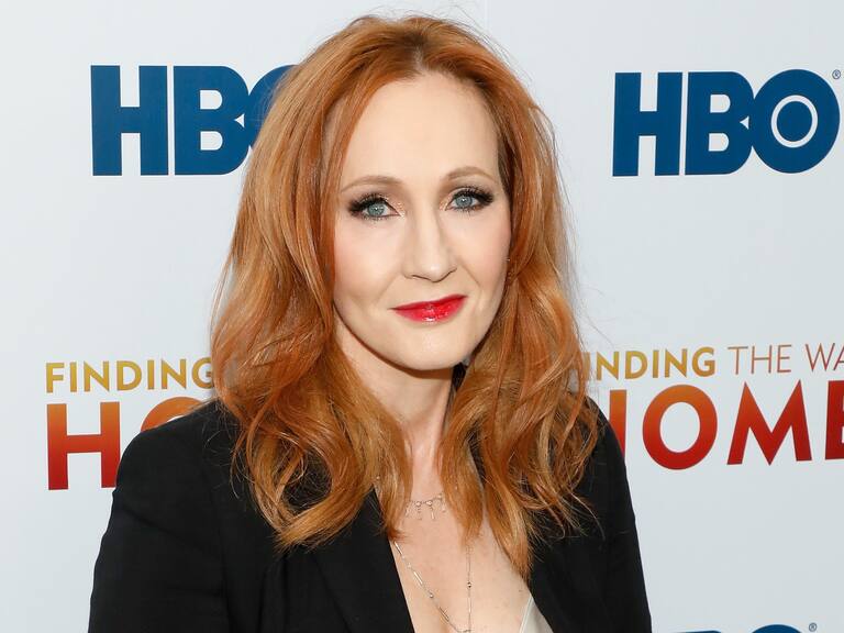 J.K. Rowling es severamente criticada en redes sociales por hacer comentarios transfóbicos
