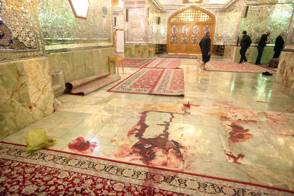 Sangre en el mausoleo de Shah Cheragh en la ciudad de Shiraz en Irán