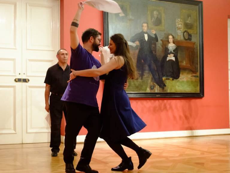 El Presidente Gabriel Boric se prepara para inaugurar la fonda de Santiago con dos pies de cueca