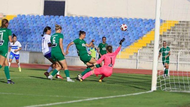 María José Rojas convierte su primer gol con el Apollon Ladies de Chipre