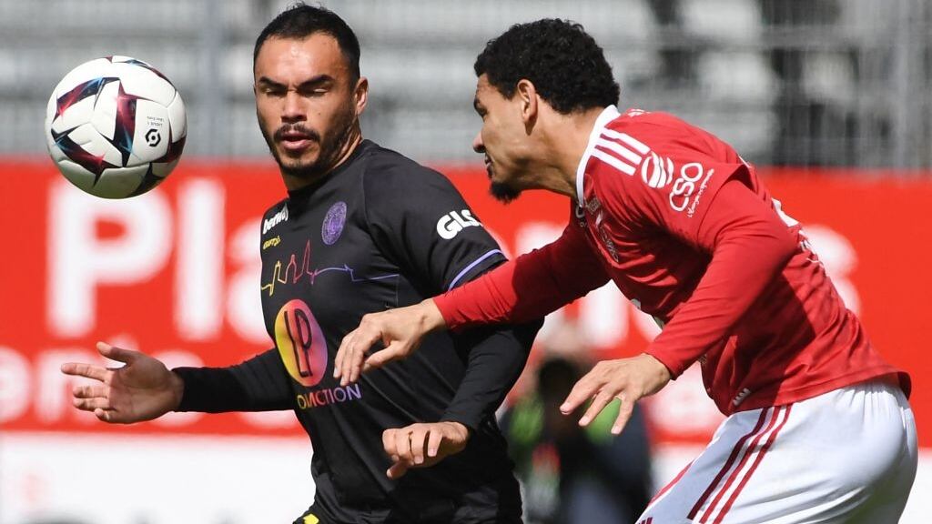 Gabriel Suazo juega todo el encuentro en una nueva caída del Toulouse