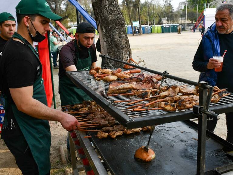 Entre terremotos y anticuchos: personas llegan a las Fondas del Parque O’Higgins a celebrar las Fiestas Patrias