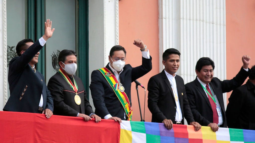 LA PAZ, BOLIVIA - NOVEMBER 08: Newly elected President of Bolivia Luis Arce (C) waves supporters next to his Vice President David Choquehuanca, President of the Bolivian Chamber of Deputies  Freddy Mamani and President of the Bolivian Chamber of Senators  Andrónico Rodríguez from a balcony of the Quemado Presidential Palace after the swearing in ceremony at Plaza Murillo on November 08, 2020 in La Paz, Bolivia.  (Photo by Gaston Brito Miserocchi/Getty Images)