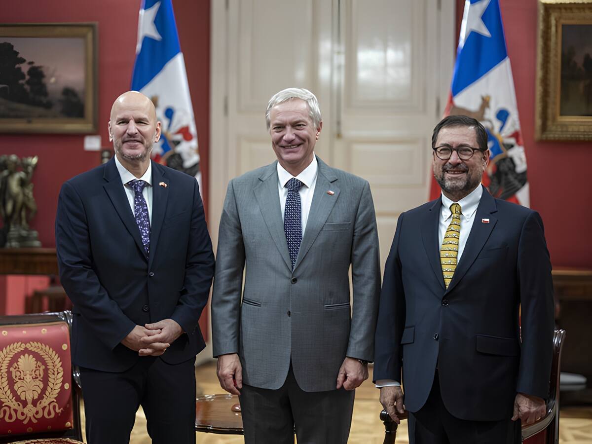 “Juntos somos mejores”: Presidente Kast recibe en La Moneda al embajador de Estados Unidos para abordar agenda bilateral