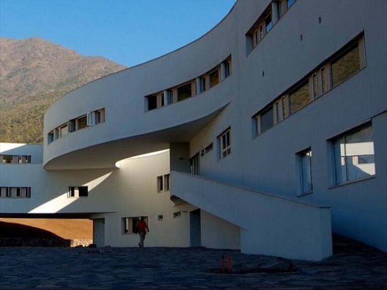 Polémica en Universidad Adolfo Ibáñez por burla de la federación de estudiantes contra Allende