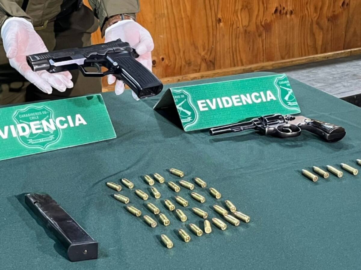 Detienen a cinco sujetos por manipular armas de fuego en la vía pública en Conchalí