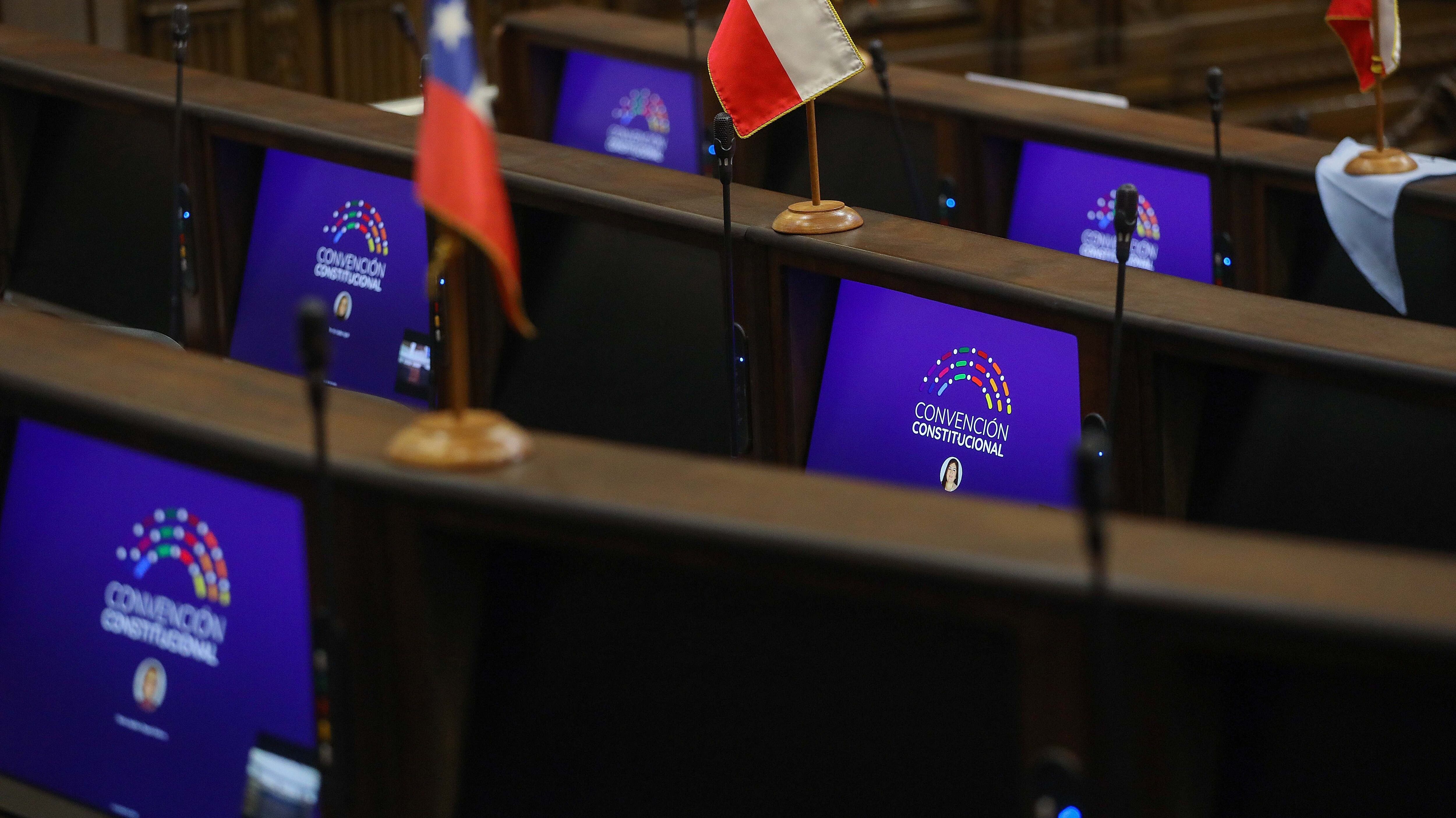 31 de Marzo del 2022/SANTIAGOComputadores con el logo de la convencion, durante la Sesión N°77 Pleno de la convención Constituyente, que se realiza en el ex congreso Nacional.
FOTO: SEBASTIAN BELTRAN GAETE/AGENCIAUNO