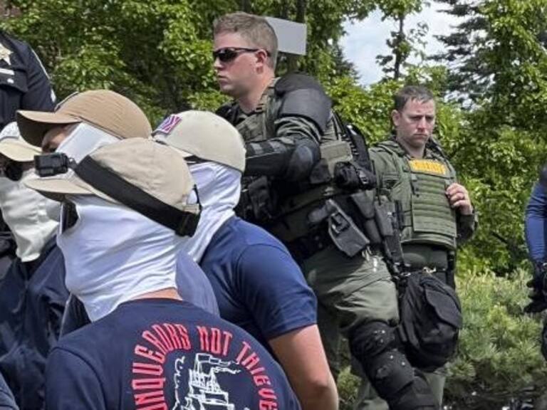 Estados Unidos: detienen a 31 supremacistas que buscaban atacar evento LGTBI