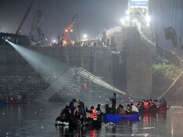 VIDEO | El momento del derrumbe de un puente en la India que ha dejado más de un centenar de muertos