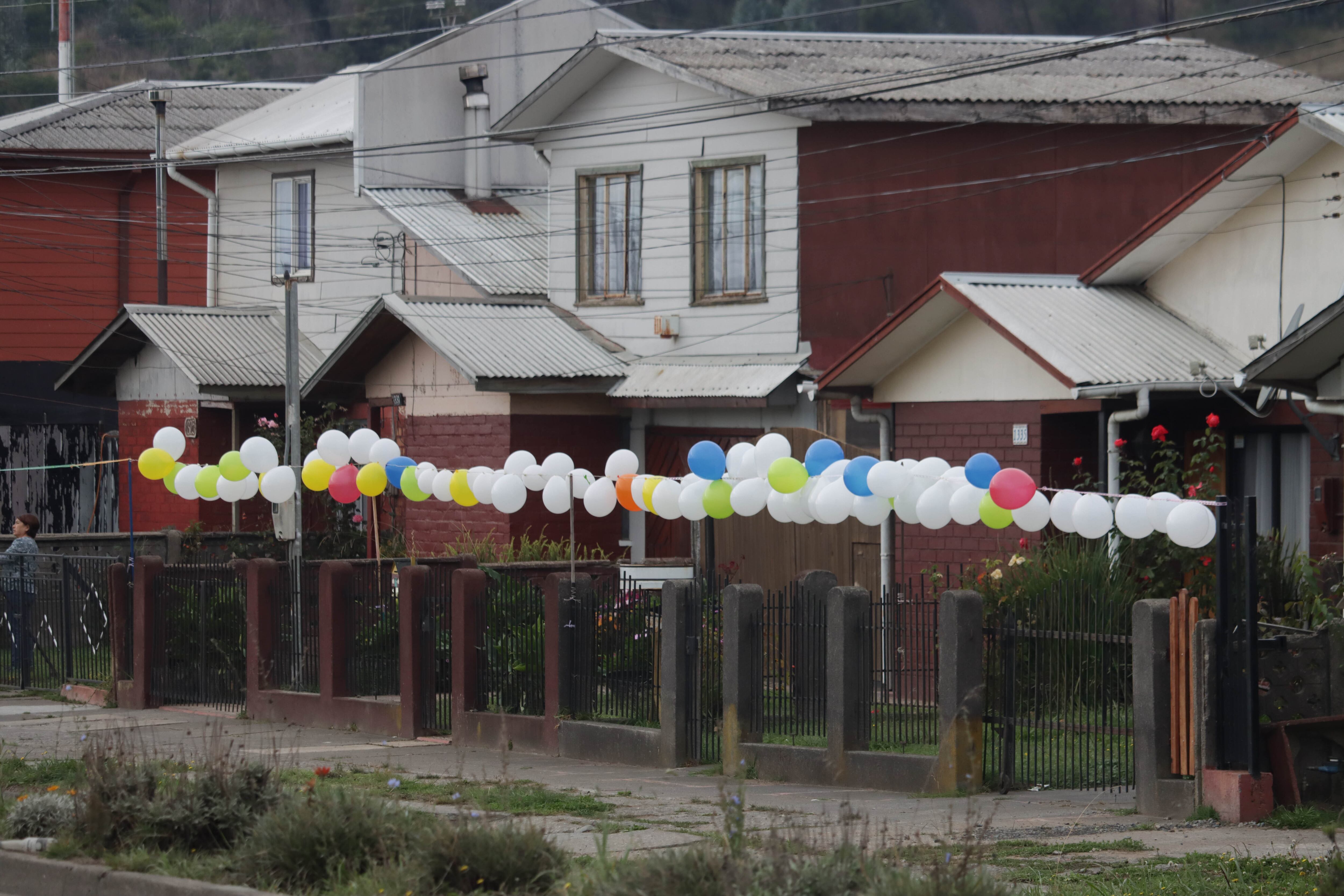 Vecinos de Arauco esperan el cortejo fúnebre de Tomás Bravo / Agencia Uno