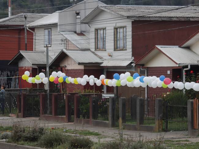 Vecinos de Arauco esperan el cortejo fúnebre de Tomás Bravo / Agencia Uno