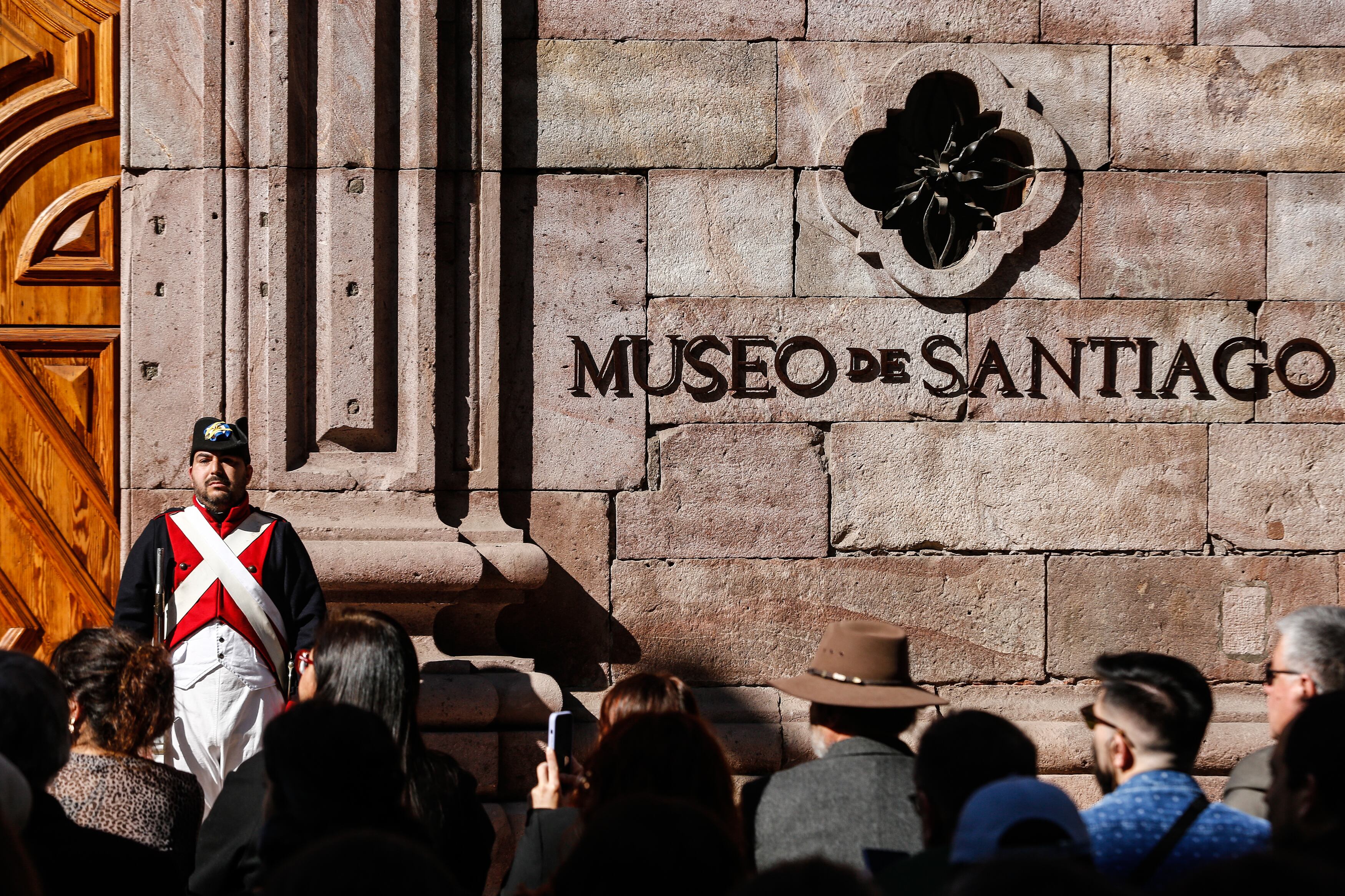31 DE AGOSTO DE 2024 / SANTIAGOLuego de 14 años cerrado, el gobernador de Santiago, Claudio Orrego, la alcaldesa de Santiago, Irací Hassler y el embajador de Brasil en Chile, Paulo Pacheco, reinauguran el Museo Casa Colorada. Junto al artista nacional Rodolfo Gutiérrez “Zerreitug”, quien realiza dioramas históricos tallados en madera, que se exhiben en museos de Chile y estaciones del metro de Santiago.
FOTO: DIEGO MARTIN/AGENCIAUNO