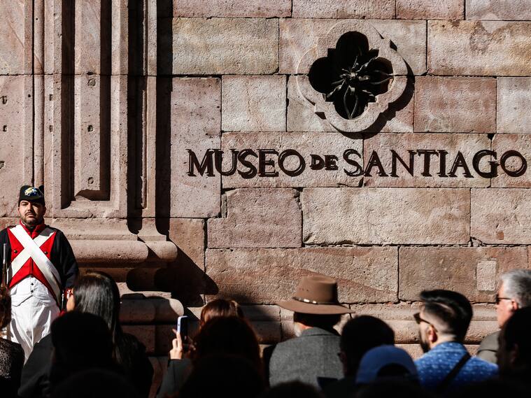 31 DE AGOSTO DE 2024 / SANTIAGO
Luego de 14 años cerrado, el gobernador de Santiago, Claudio Orrego, la alcaldesa de Santiago, Irací Hassler y el embajador de Brasil en Chile, Paulo Pacheco, reinauguran el Museo Casa Colorada. Junto al artista nacional Rodolfo Gutiérrez “Zerreitug”, quien realiza dioramas históricos tallados en madera, que se exhiben en museos de Chile y estaciones del metro de Santiago.
FOTO: DIEGO MARTIN/AGENCIAUNO