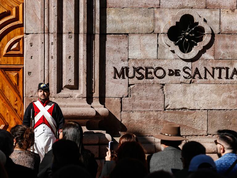 31 DE AGOSTO DE 2024 / SANTIAGO
Luego de 14 años cerrado, el gobernador de Santiago, Claudio Orrego, la alcaldesa de Santiago, Irací Hassler y el embajador de Brasil en Chile, Paulo Pacheco, reinauguran el Museo Casa Colorada. Junto al artista nacional Rodolfo Gutiérrez “Zerreitug”, quien realiza dioramas históricos tallados en madera, que se exhiben en museos de Chile y estaciones del metro de Santiago.
FOTO: DIEGO MARTIN/AGENCIAUNO