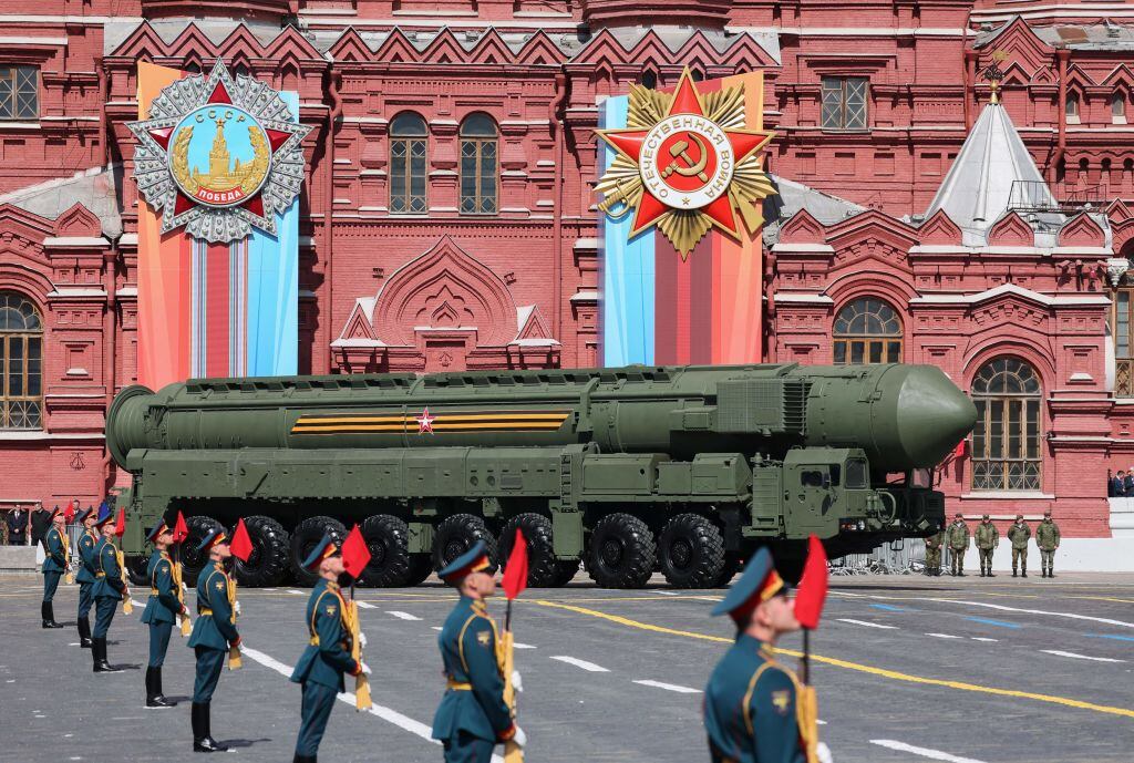 En la Plaza Roja de Moscú avanza un misil balístico intercontinental como parte del desfile del Día de la Victoria en Rusia