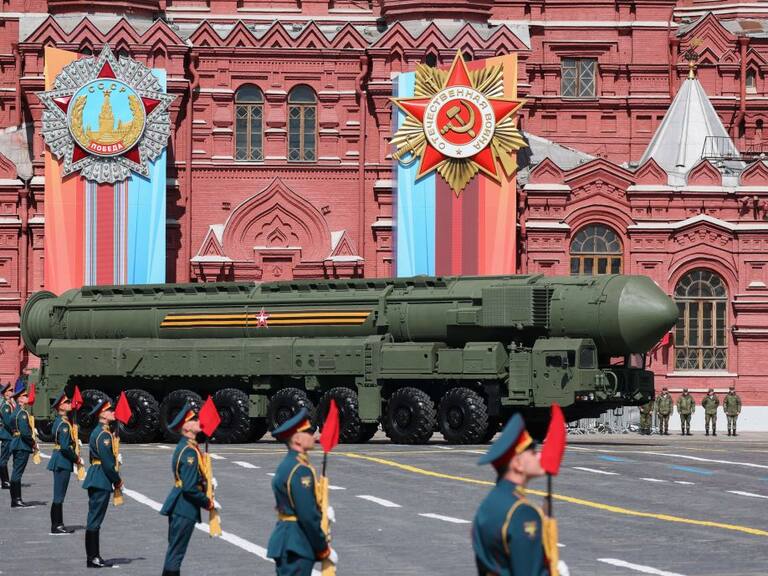 En la Plaza Roja de Moscú avanza un misil balístico intercontinental como parte del desfile del Día de la Victoria en Rusia