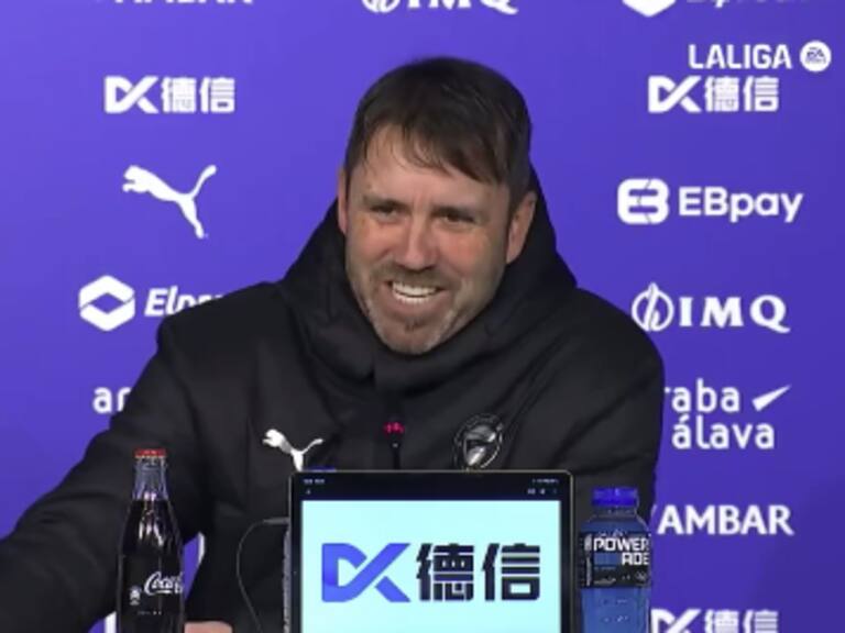 “No me quiero pelear con vos”: Eduardo Coudet sorprende a periodista con curioso regalo en plena conferencia de prensa