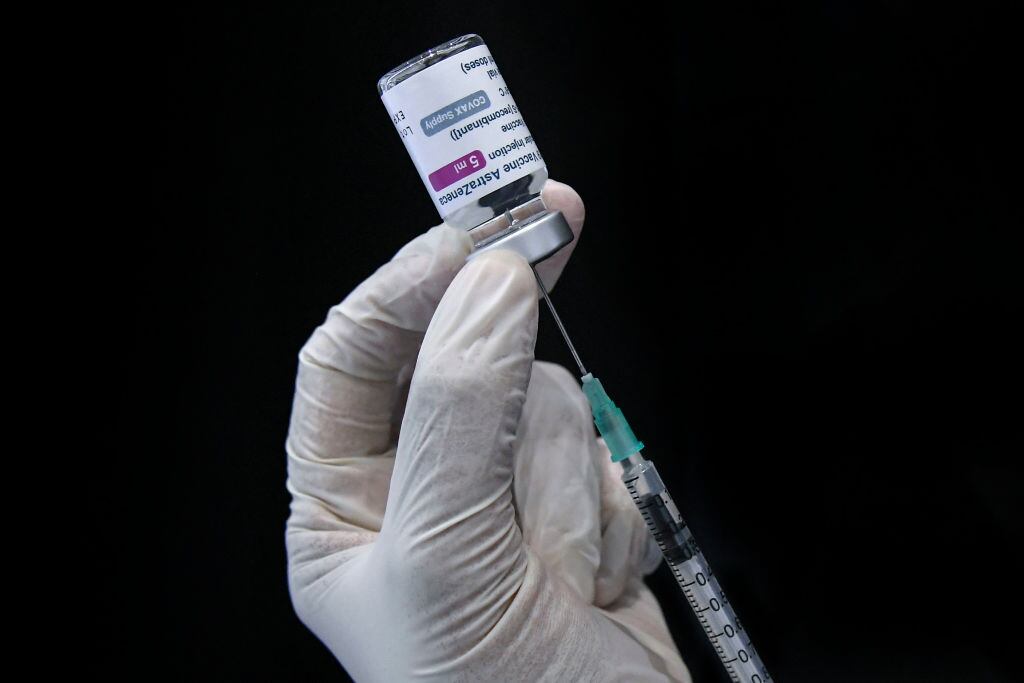 Trabajador de la salud prepara una vacuna contra del Covid-19 de AstraZeneca