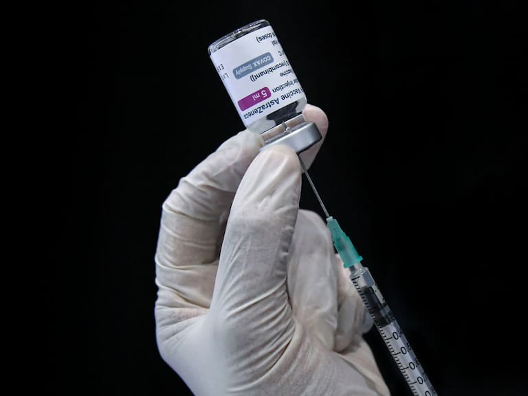 Trabajador de la salud prepara una vacuna contra del Covid-19 de AstraZeneca