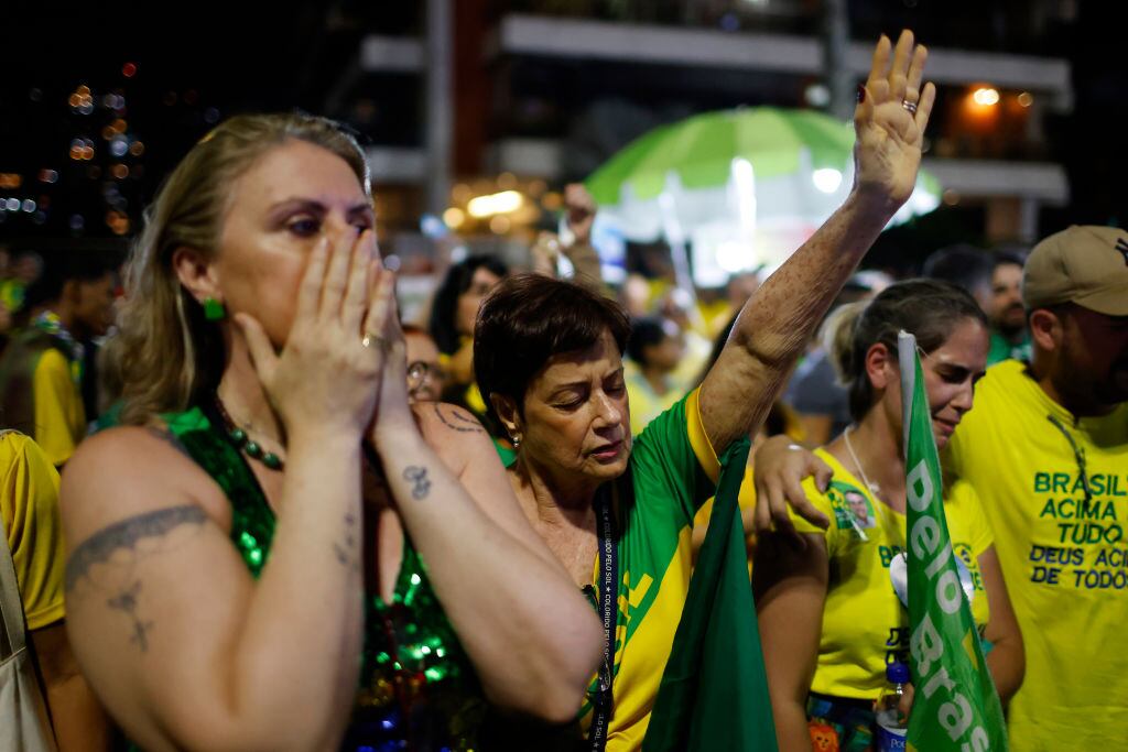 Fanáticos de Bolsonaro lloran tras su derrota electoral en Brasil