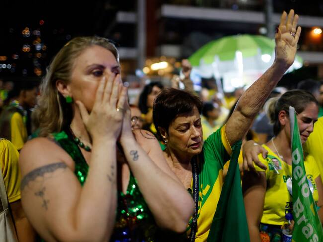 Fanáticos de Bolsonaro lloran tras su derrota electoral en Brasil