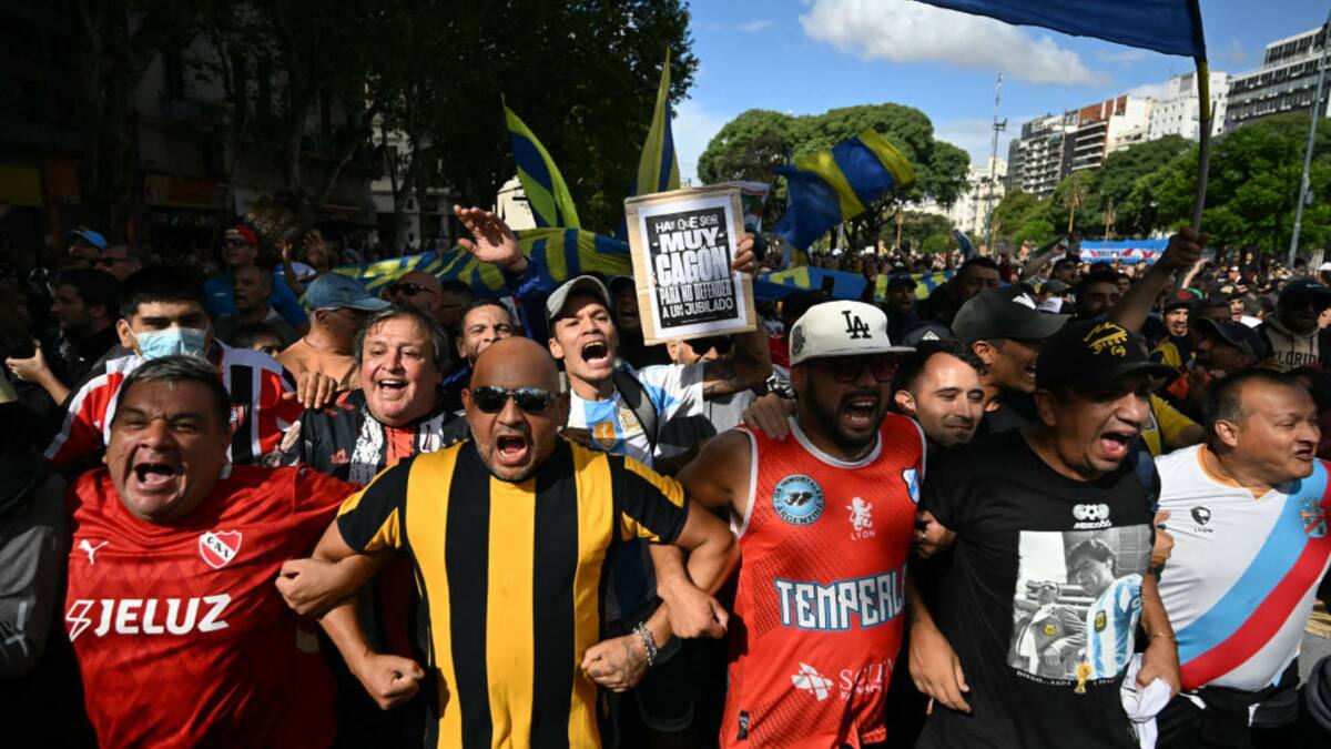 Gobierno de Javier Milei acusa a hinchas argentinos de intento de golpe de Estado tras apoyar a jubilados