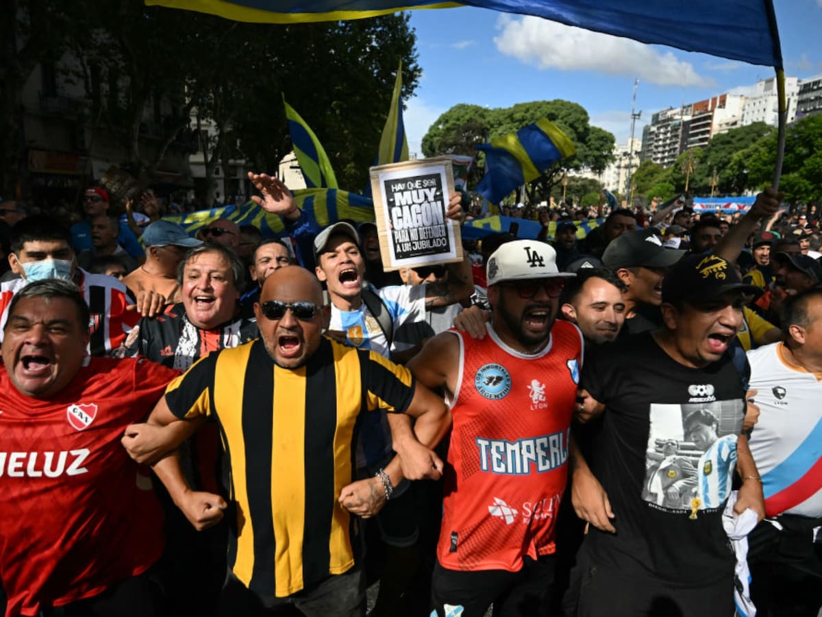 Gobierno de Javier Milei acusa a hinchas argentinos de intento de golpe de Estado tras apoyar a jubilados