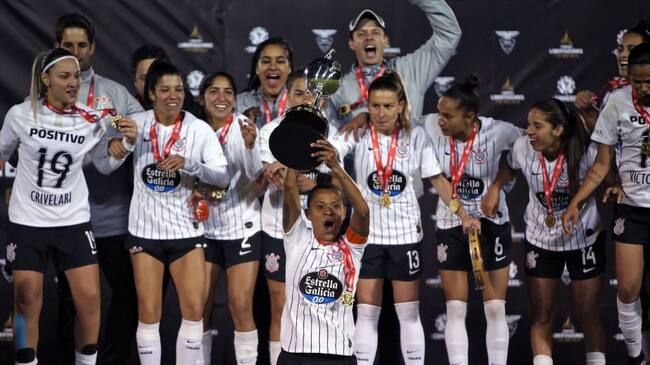 Grazi, the captain of Brazil's team Corinthians, raises the trophy on the podium after winning the women's Copa Libertadores football final match against Brazil's Ferroviaria and obtaining the title, at the Olimpico Atahualpa stadium in Quito on October 28, 2019. (Photo by Cristina Vega Rhor / AFP) (Photo by CRISTINA VEGA RHOR/AFP via Getty Images)