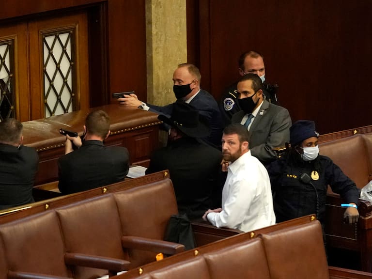 FOTOGALERÍA | Las imágenes que dejaron los violentos incidentes en Washington tras asalto al Capitolio por seguidores de Trump