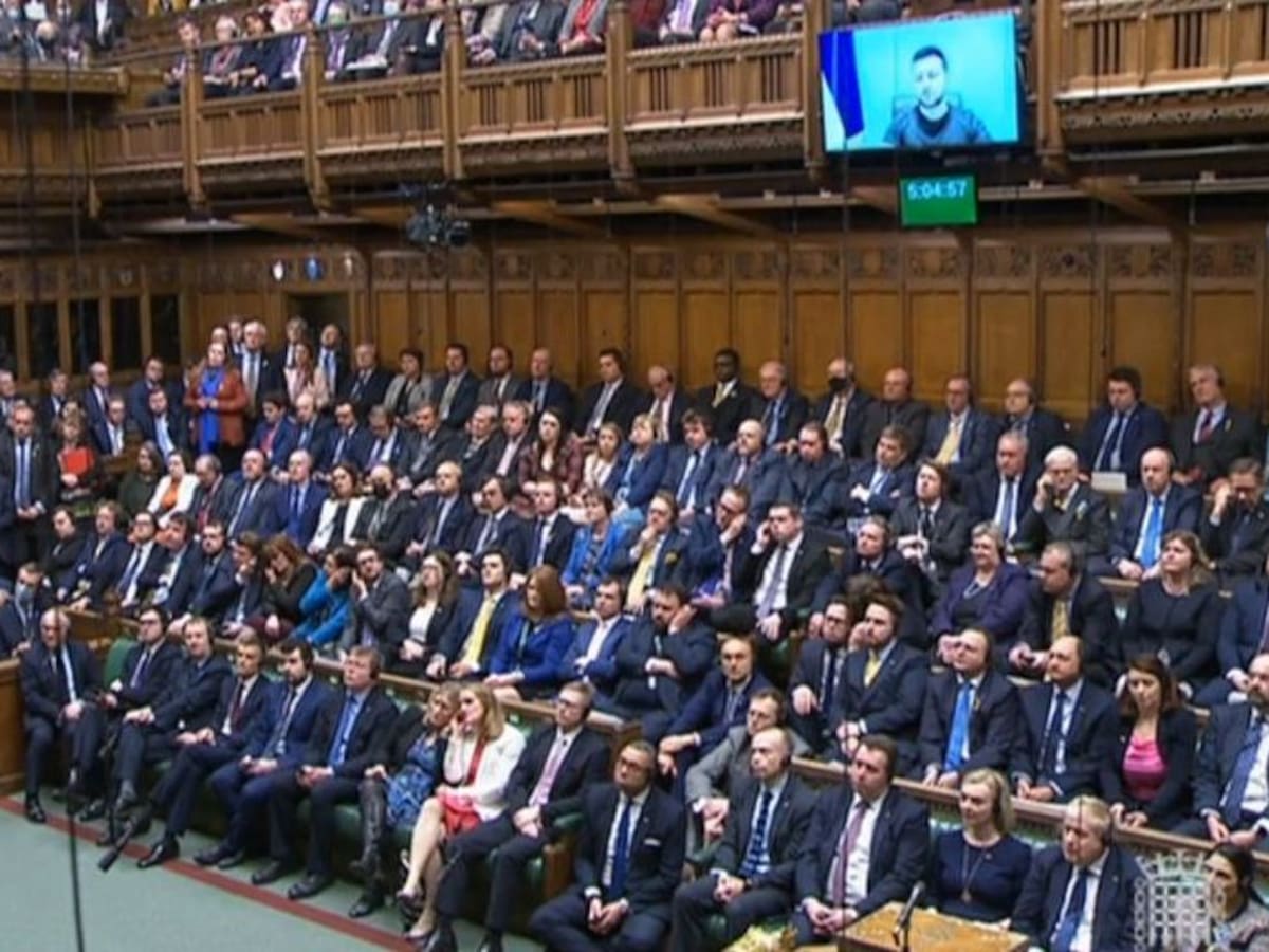 Zelenski es ovacionado por el parlamento británico tras parafrasear a Churchill: «Pelearemos en los bosques, en los campos, en las orillas y en las calles»