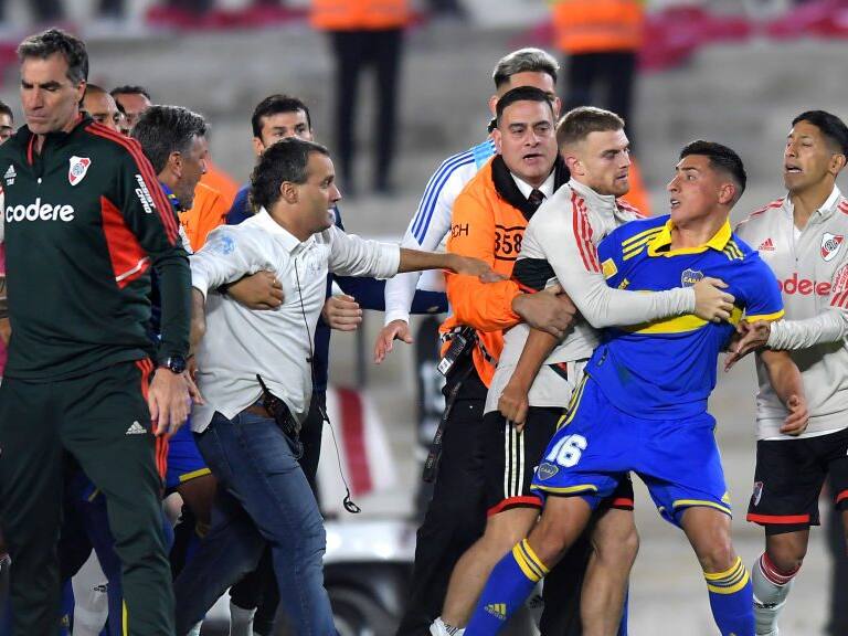 ¡Se armó la grande! Los graves incidentes en cancha entre los planteles de River y Boca en Argentina