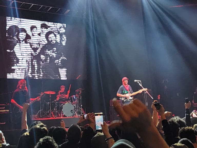 Con homenajes a Víctor Jara y Chris Cornell: Tom Morello deja caer su guitarra sobre Santiago una vez más